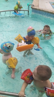 Група "Карамельки" Заняття з фізкультури та заняття у басейні